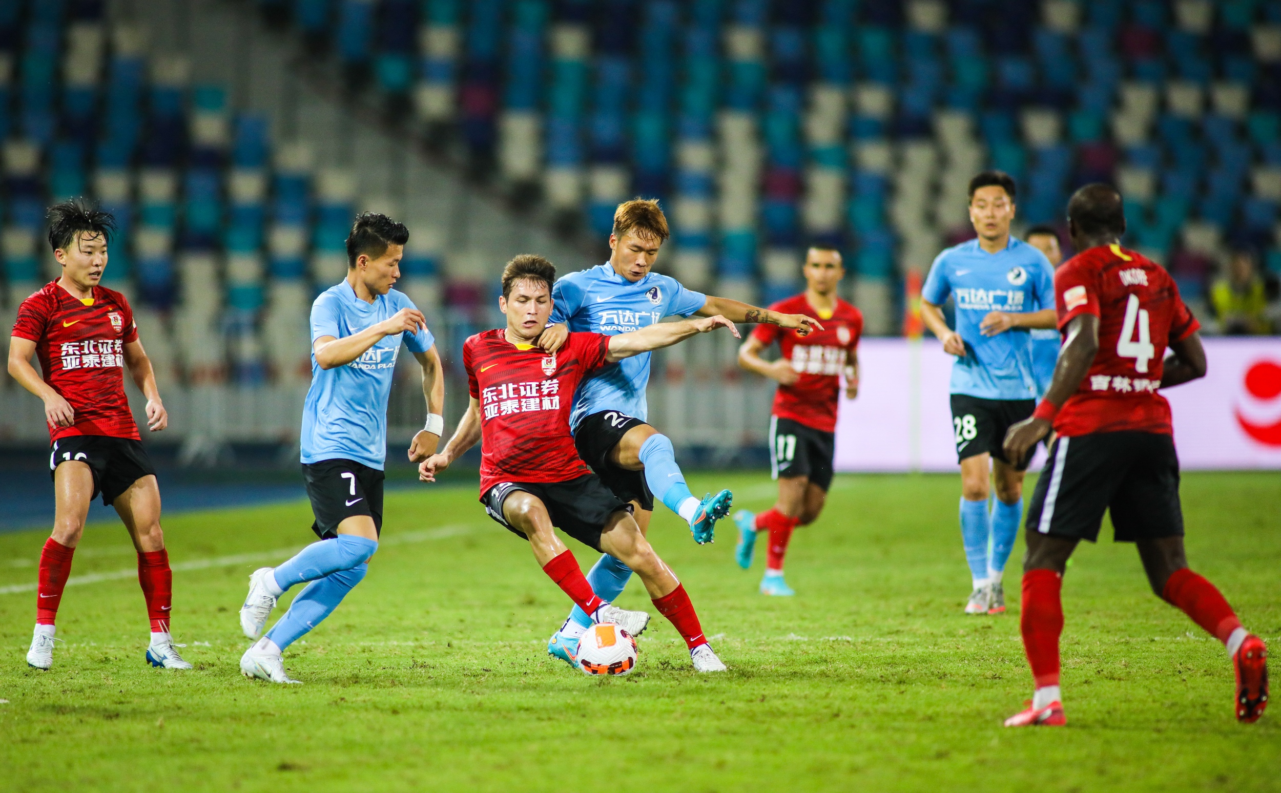 大连人队内踢馆,取得不败战绩稳步上升 大连人队内踢馆,取得不败战绩稳步上升