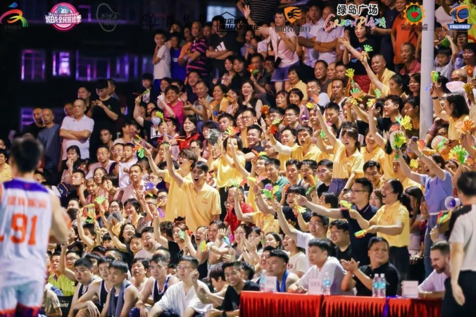 开云下载-喜欢篮球的球迷聚集现场，为球队呐喊助威