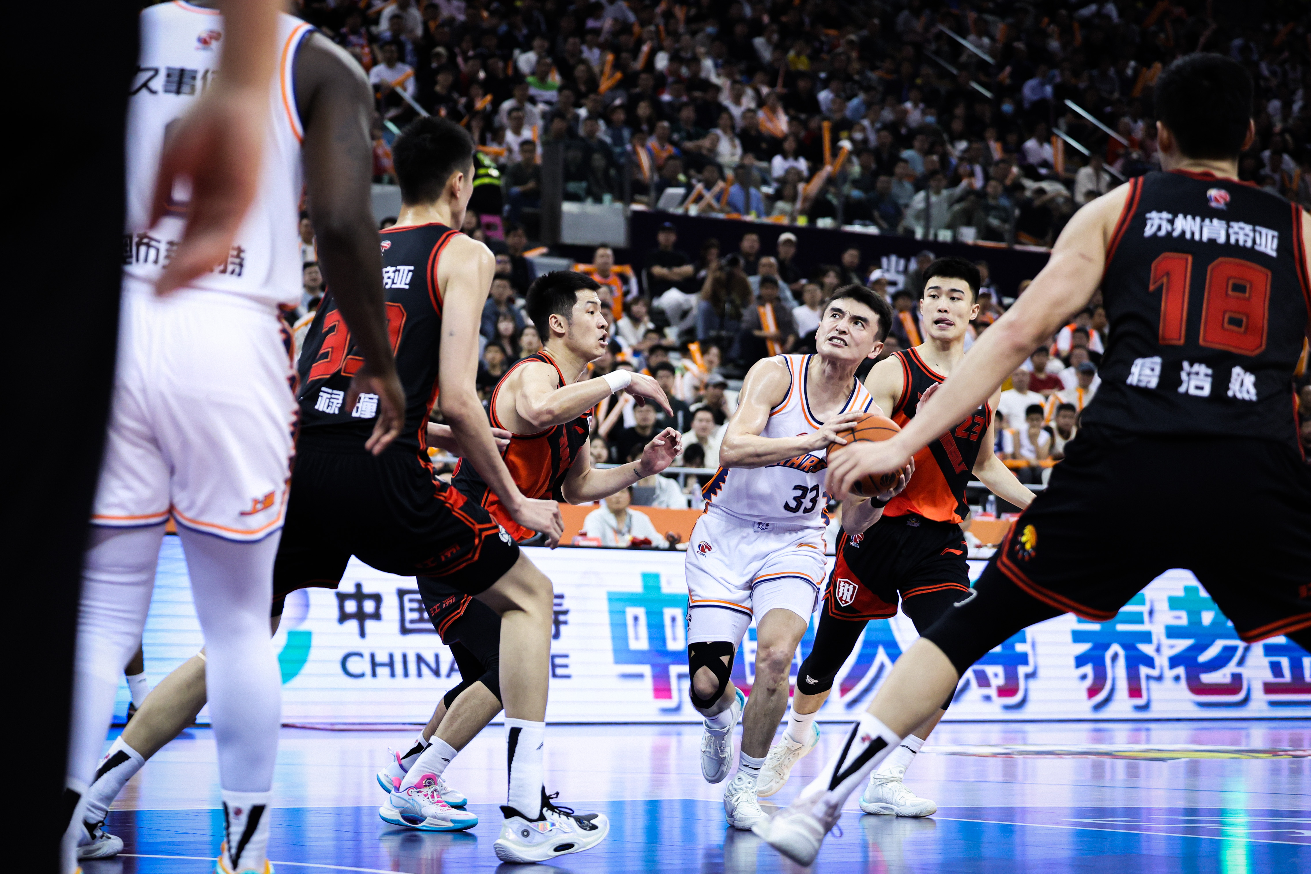 开云体育-比赛中球员技术过硬，传球配合默契