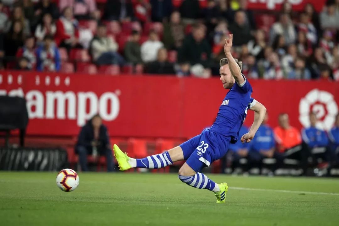 关于沙尔克客场告负,连败滑落积分榜的信息 关于沙尔克客场告负,连败滑落积分榜的信息