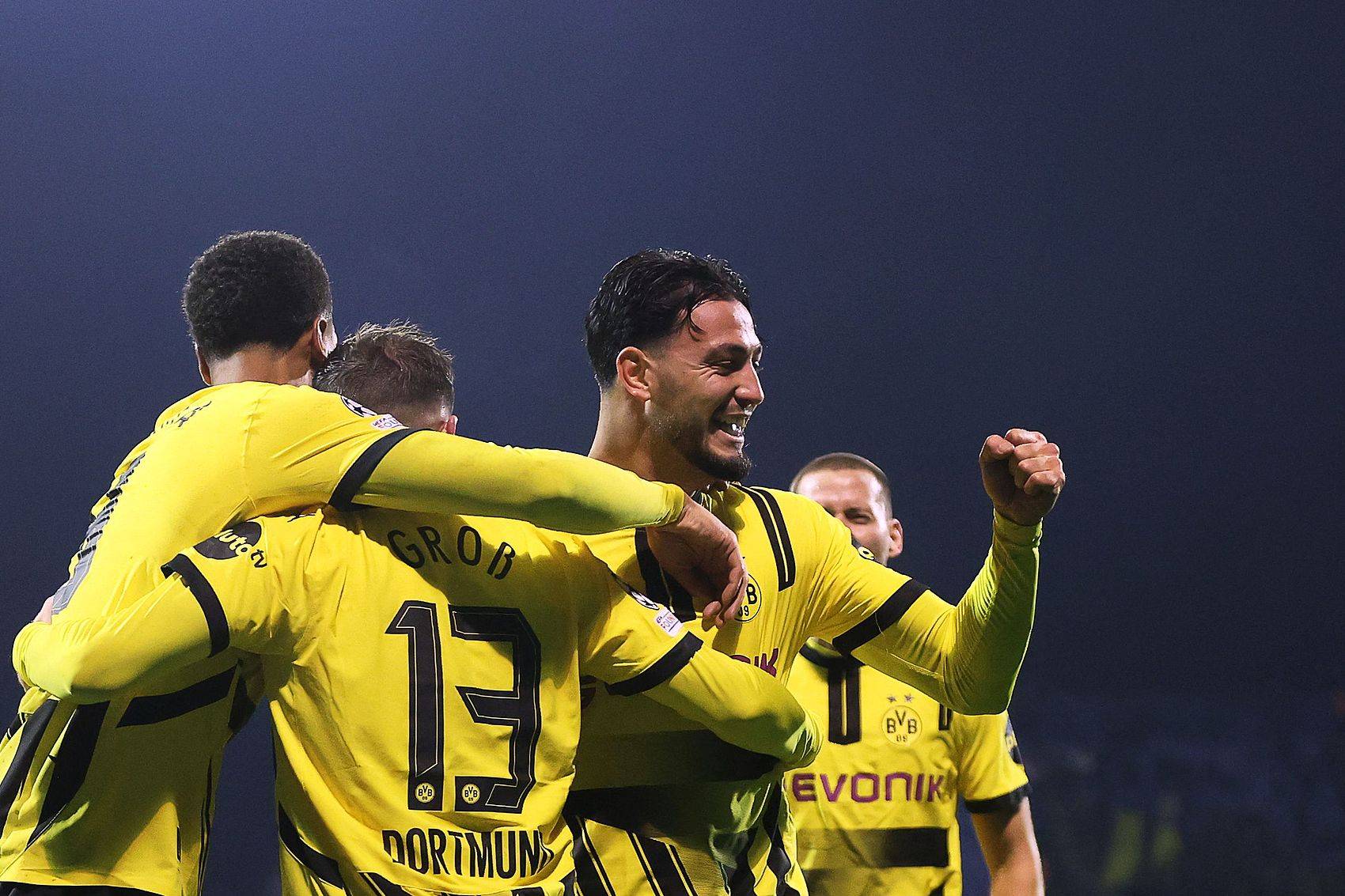 开云下载-多特蒙德客场惊险取胜,保住欧战席位