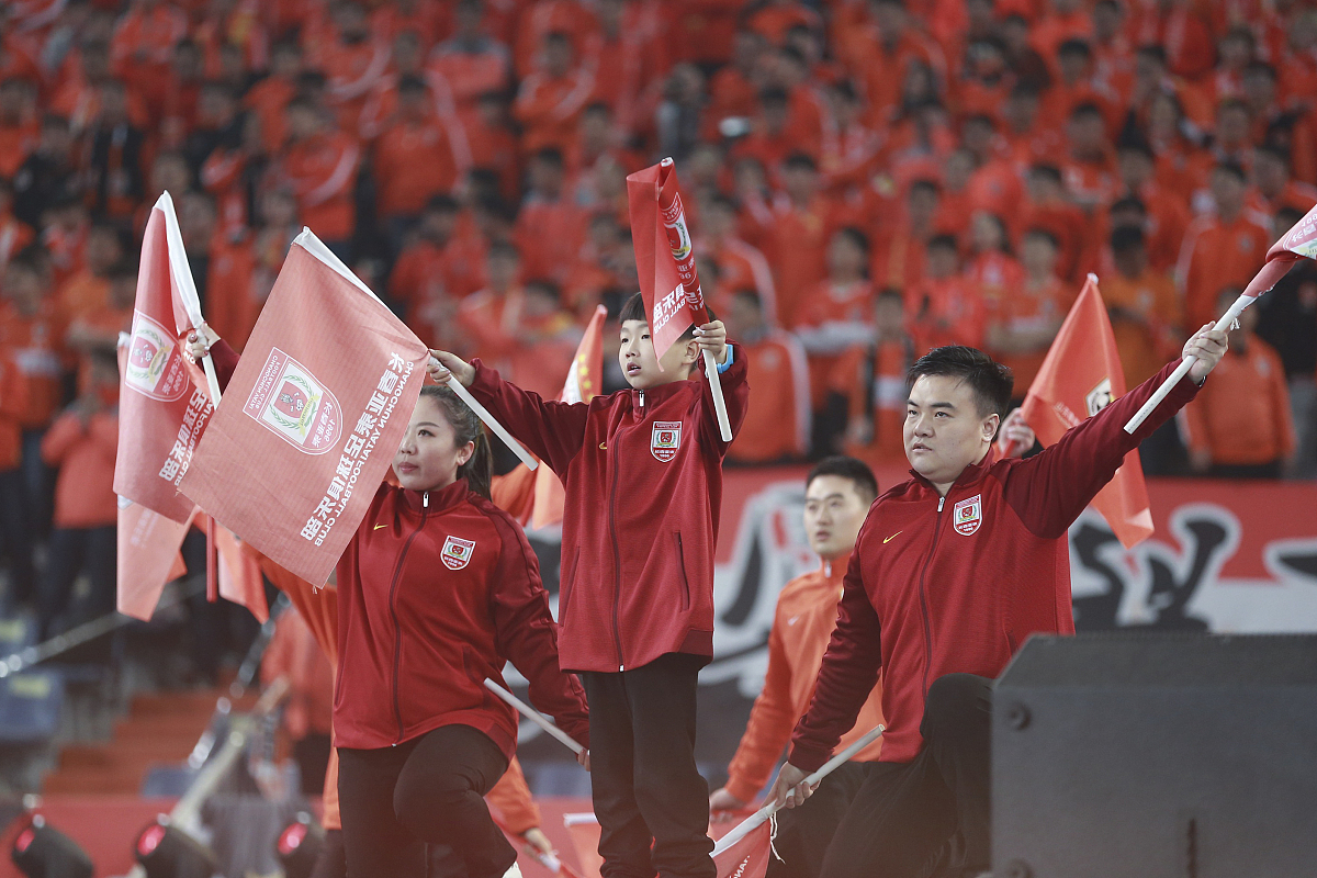 开云体育官网-红黄蓝三色交织在足球场上，球员们全力拼搏