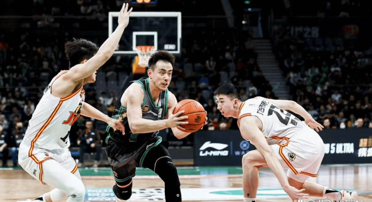 开云体育平台APP-辽宁男篮轻松取胜，登顶积分榜