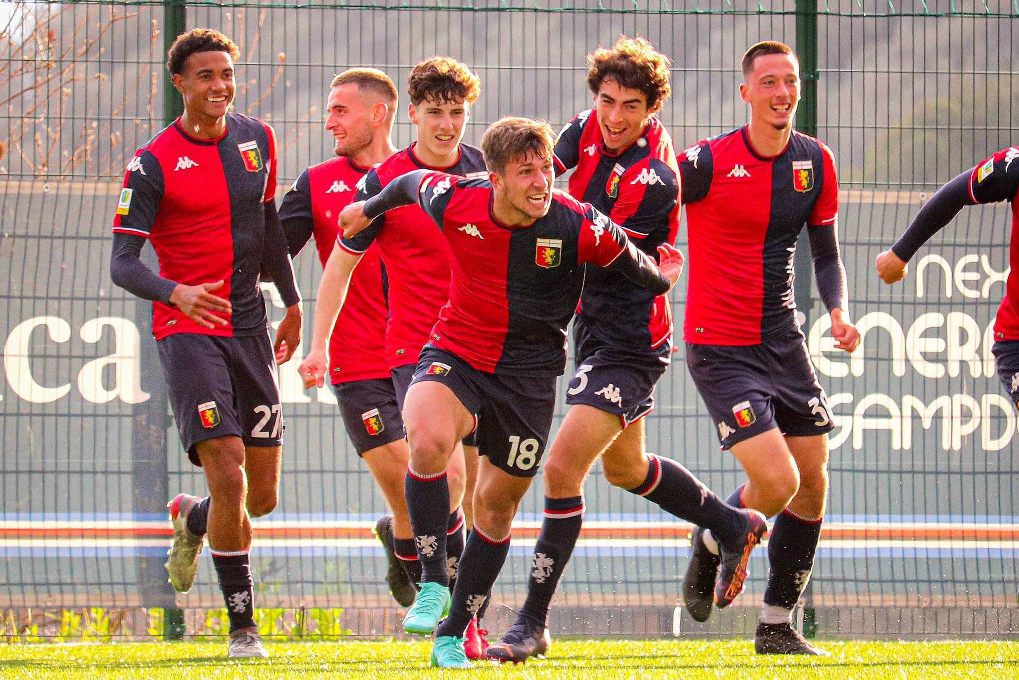 开云体育在线-意甲比赛异常激烈，球员拼尽全力