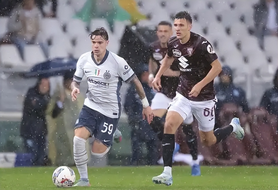 意甲比赛异常激烈,球员拼尽全力 意甲比赛异常激烈,球员拼尽全力