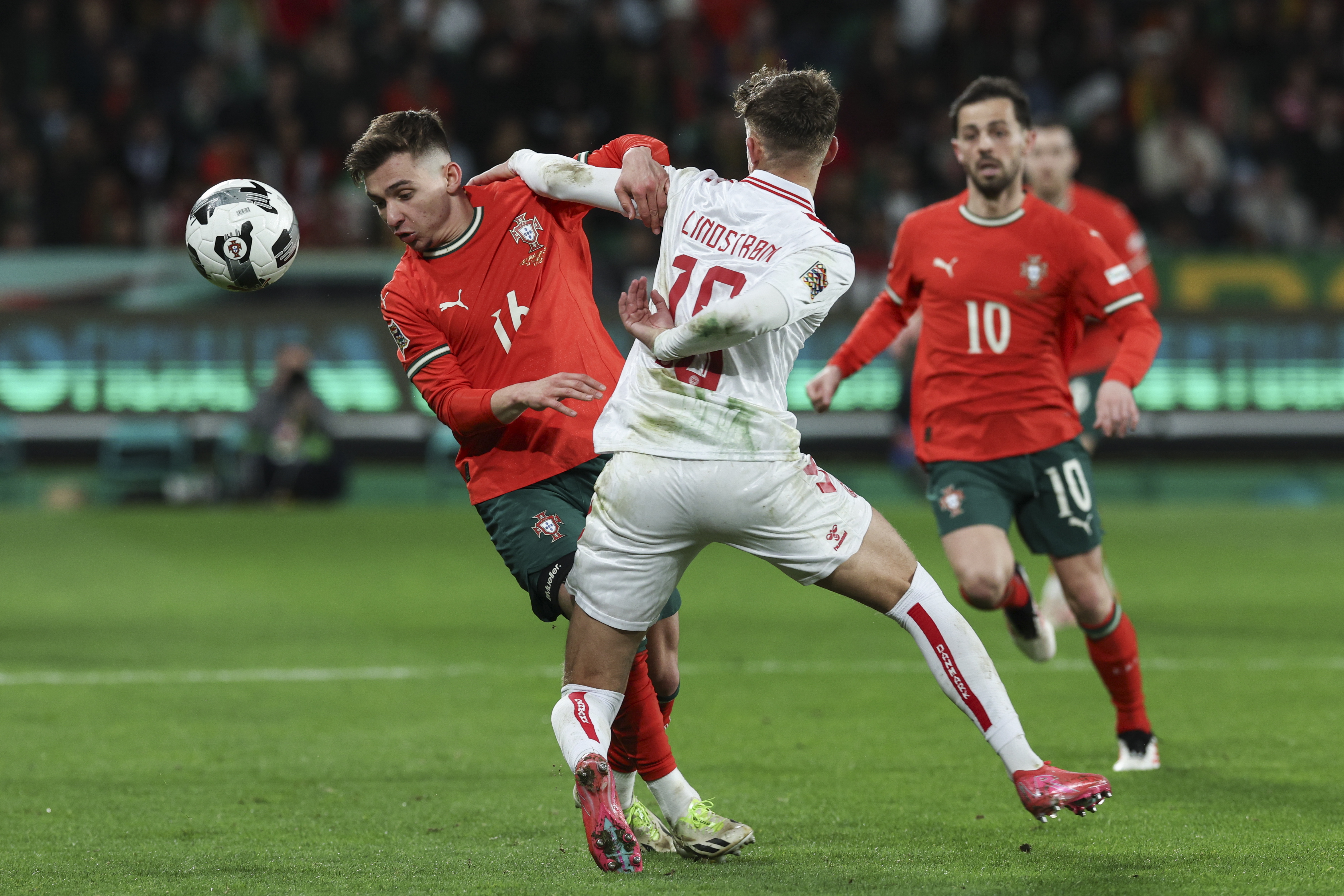 开云下载-包含欧国联比赛的精彩瞬间：球迷们的热血狂欢的词条