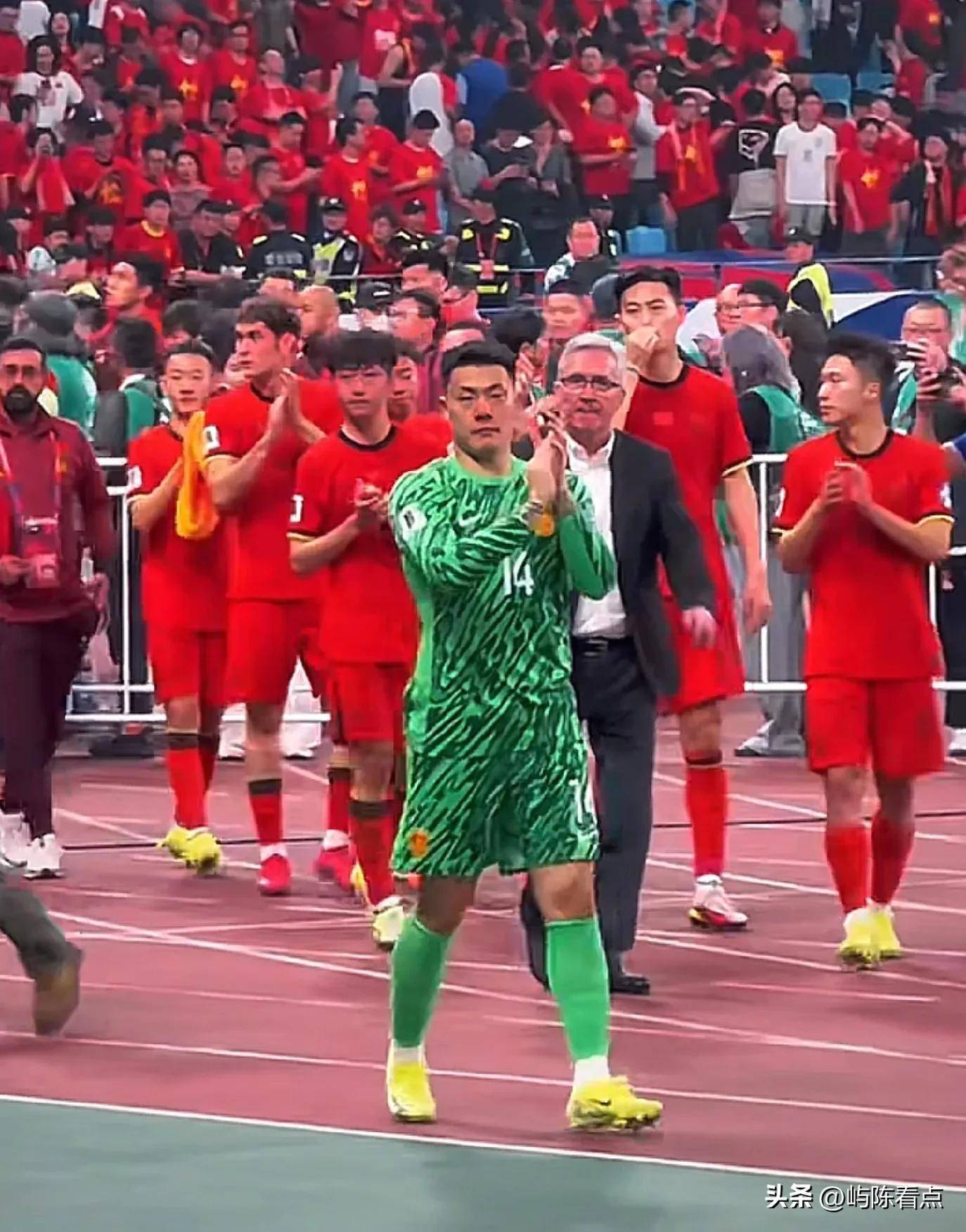 包含热情高涨！观众尖叫欢呼，现场氛围空前热闹的词条