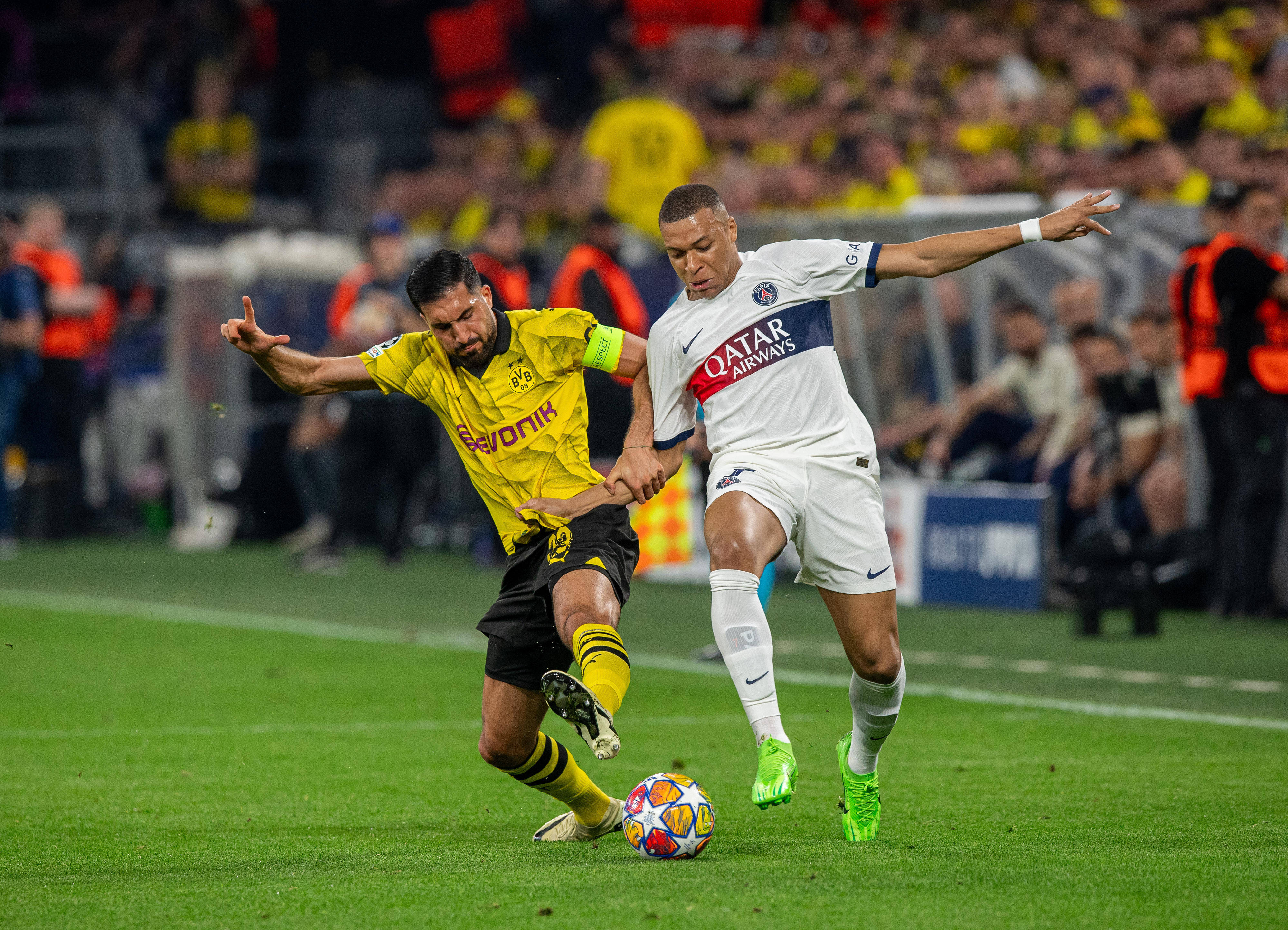 足球联赛中引人入胜的激烈对决 足球联赛中引人入胜的激烈对决