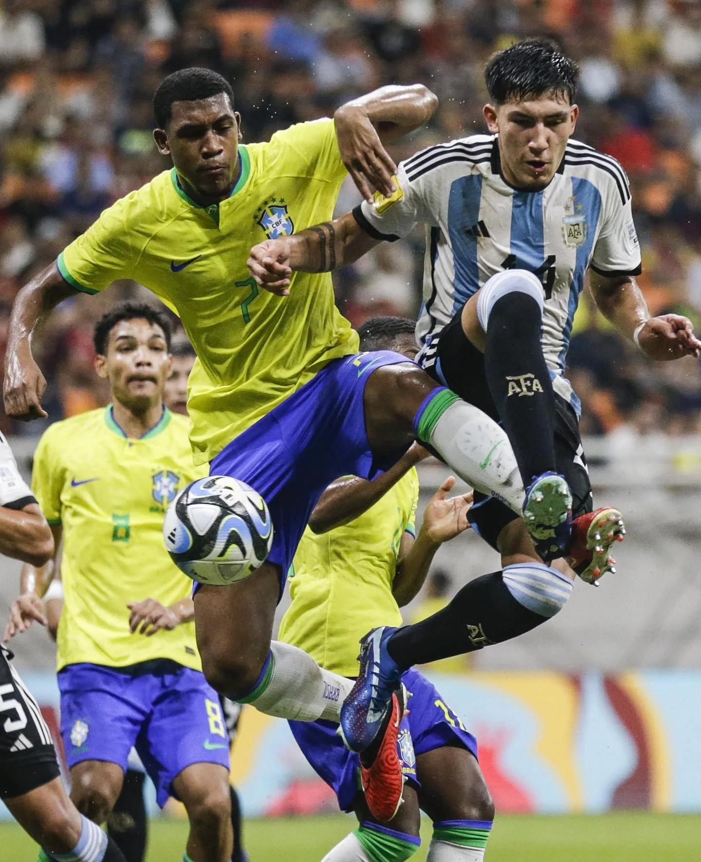 开云官网-墨西哥队在美洲杯半决赛中惊险晋级