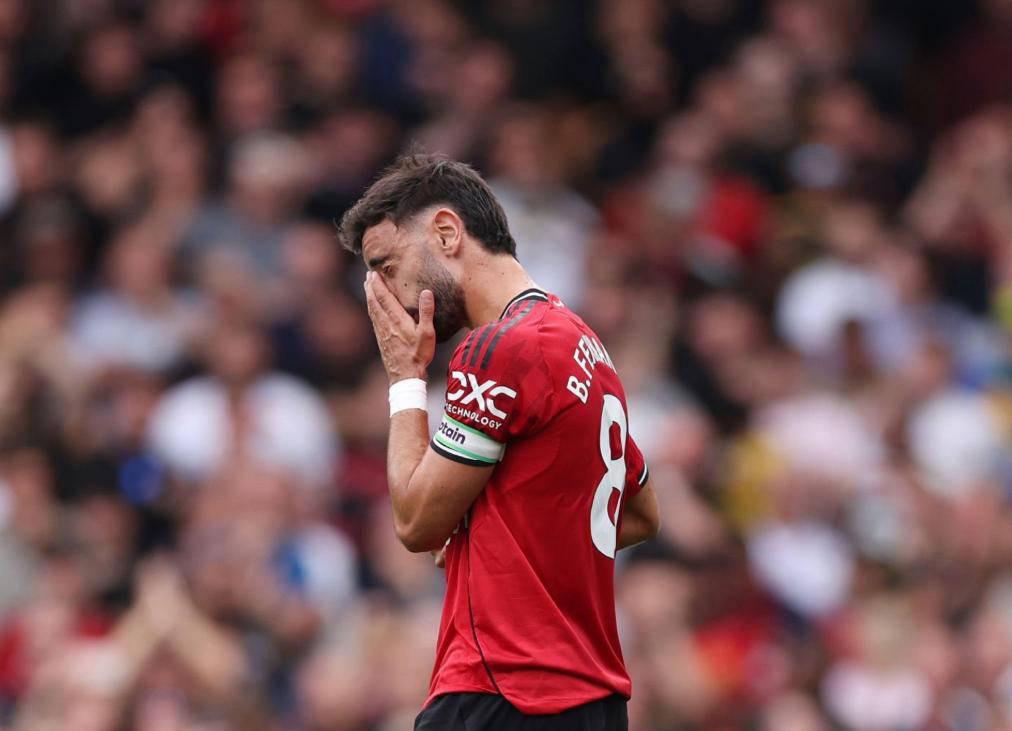 开云APP-曼联客场遭遇窘境，球迷纷纷呼吁教练下课