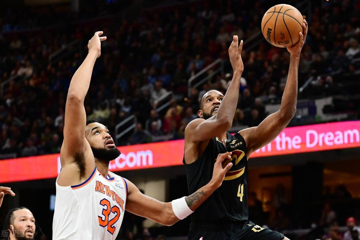 尼克斯轻取上海队,米切尔统治全场 尼克斯轻取上海队,米切尔统治全场